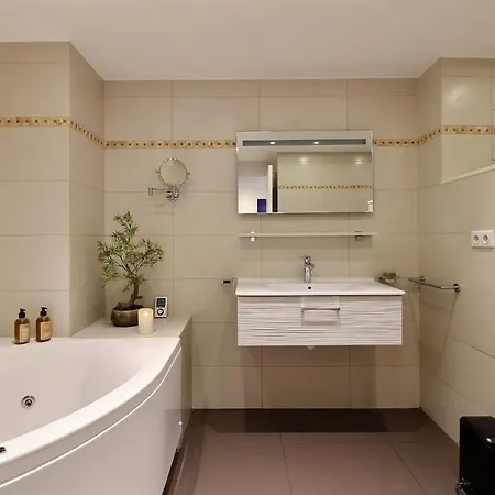Assia & Nathalie - Luxury Marais Bed & Breakfast Paris
